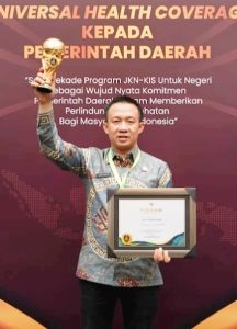 Pj.Bupati Pringsewu Marindo Kurniawan Terima Penghargaan Universal Health Coverage (UHC) 2024